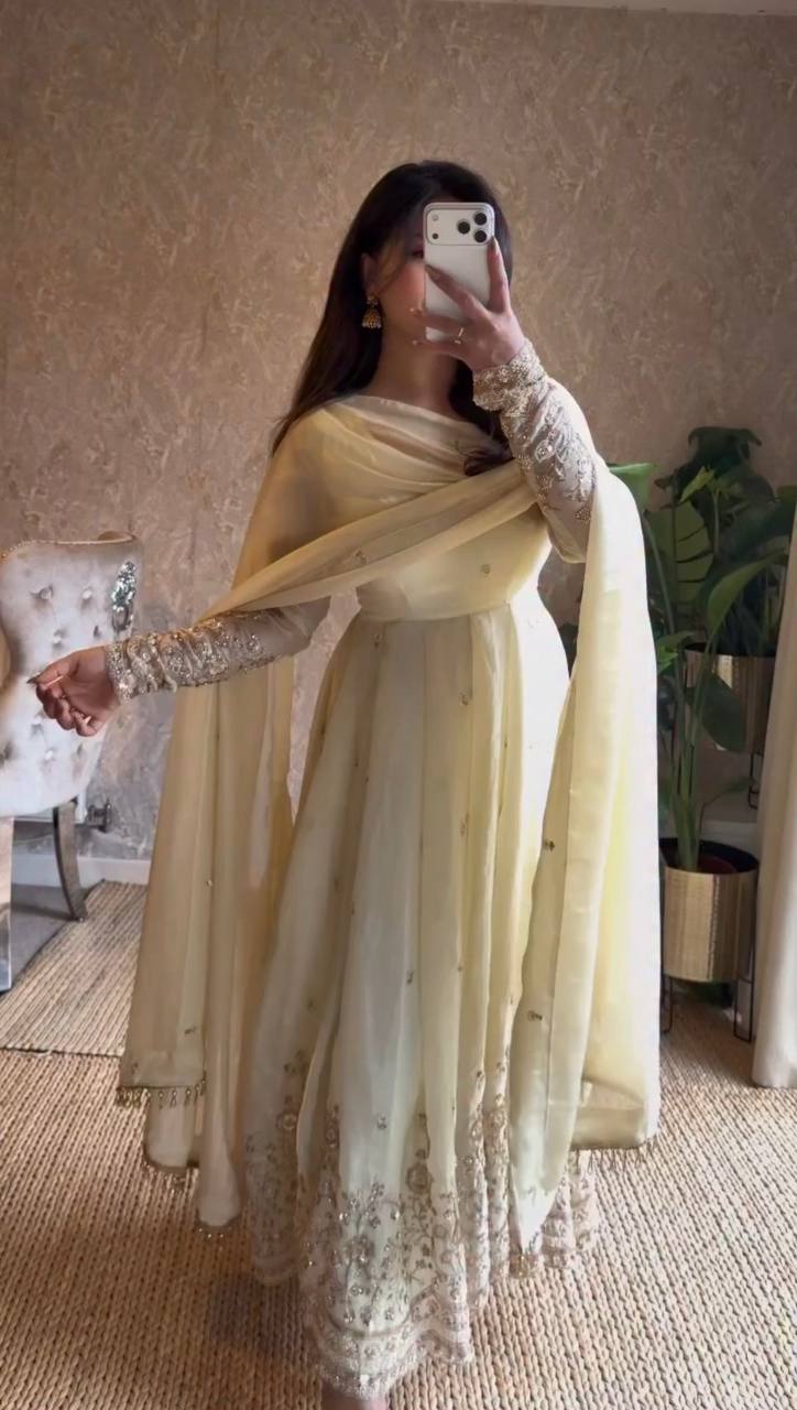 Avelora Fendy Silk Anarkali Set