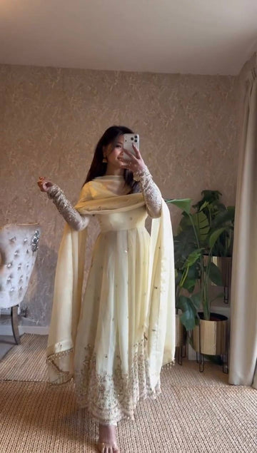 Avelora Fendy Silk Anarkali Set