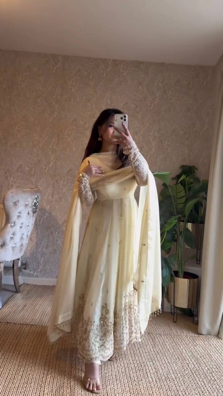 Avelora Fendy Silk Anarkali Set