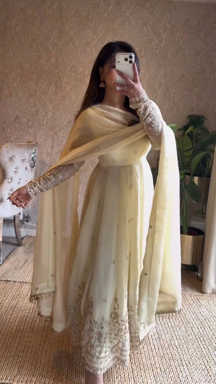 Avelora Fendy Silk Anarkali Set